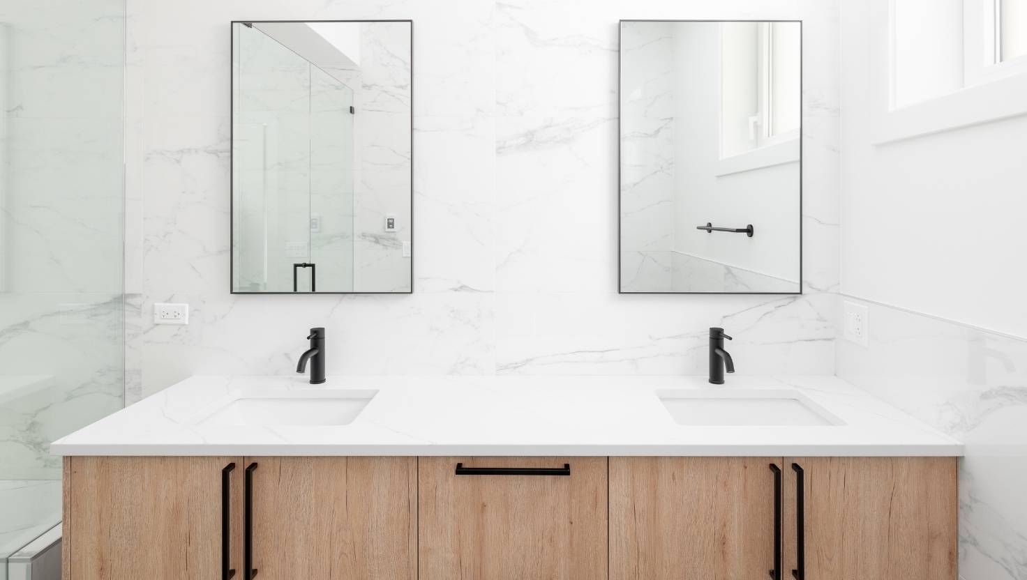Baño contraste marmol con madera